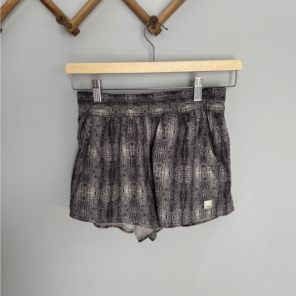 Vuori Women’s Size Small Dash Shorts in Gray Print